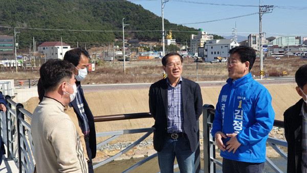 이지산단 앞 조만강변에서 주민들의 질문을 받고 있는 김정호 의원.