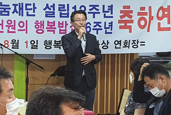 축사를 하고 있는 송유인 김해시의회 의장.