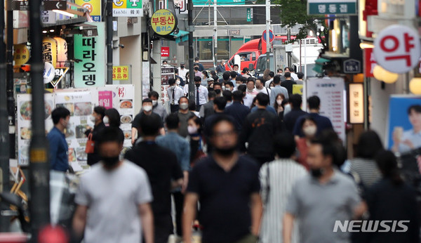 [서울=뉴시스]지난 6월9일 오후 서울 중구 명동거리에서 직장인들이 점심식사를 위해 이동하고 있는 모습.