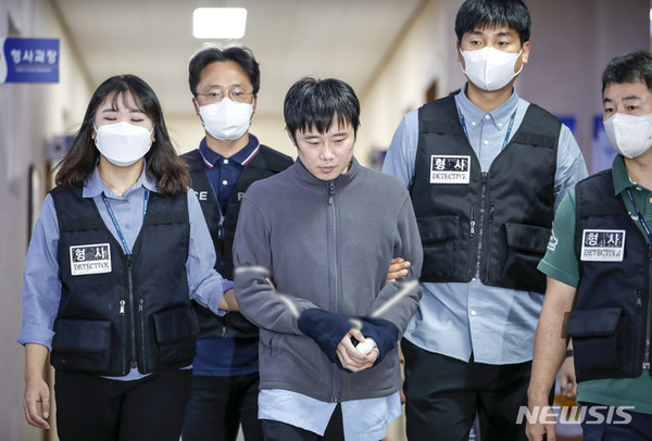 [서울=뉴시스] 정병혁 기자 = 신당역 살인사건 피의자인 전주환(31)이 지난 21일 오전 서울 중구 남대문경찰서에서 검찰로 송치되고 있다.