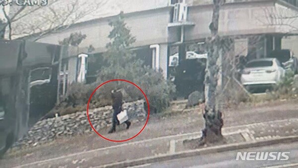 [제주=뉴시스] 오영재 기자 = 16일 오후 제주시 오라동 소재 공동주택에 침입해 50대 여성을 살해한 혐의로 체포된 A(50대)씨의 범행 당시 CCTV 영상.