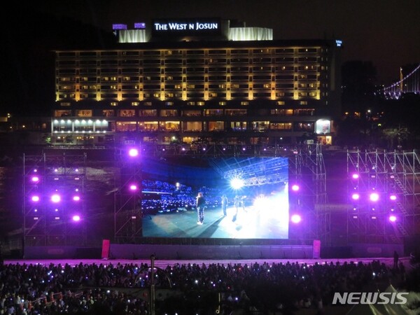 [부산=뉴시스] 이동민 기자 = 2030 부산세계박람회 유치 기원 방탄소년단(BTS) 콘서트가 열리는 지난 10월 15일 오후 해운대 해수욕장 백사장 내에서 '라이브 플레이(실황 중계)' 공연이 열리고 있다.