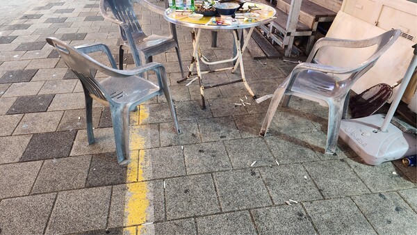 야외 테이블에서 식사 도중 흡연을 한 뒤, 그대로 바닥에 버려진 담배꽁초들.